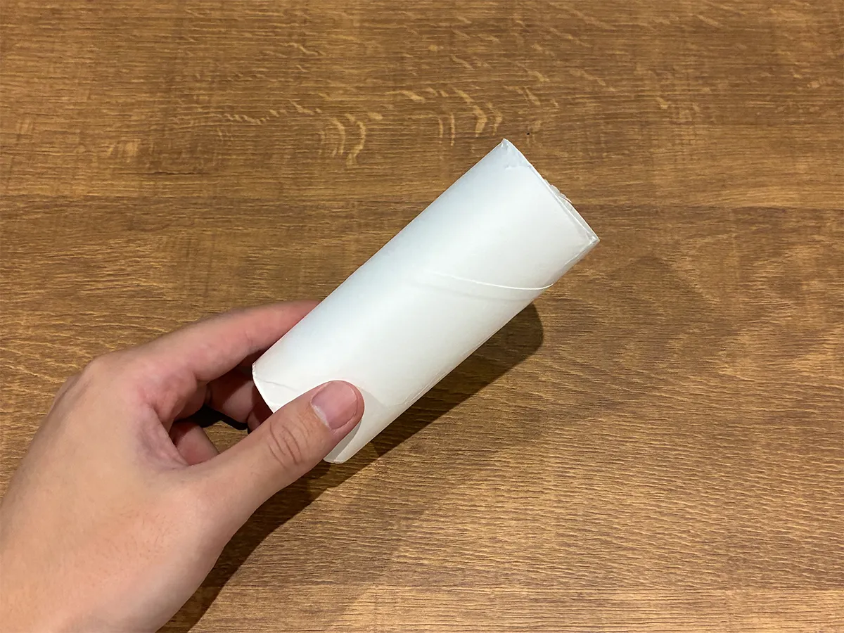 手で持った、半分にカットしたキッチンペーパーの芯(撮影:grapeライフハック編集部)