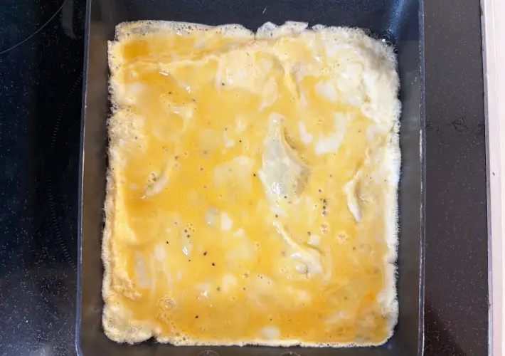 卵液を玉子焼き器に流しいれた画像（撮影：エニママ）