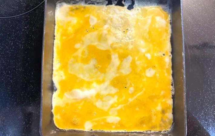 玉子焼きを焼いている画像（撮影：エニママ）