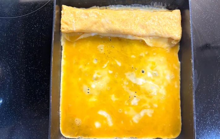 玉子焼きを焼いている画像2（撮影：エニママ）