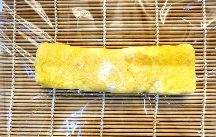 巻き簾にラップと玉子焼きを乗せた画像（撮影：エニママ）