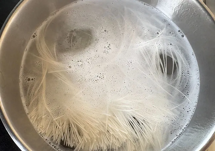 そうめんを茹でているところの画像（撮影:エニママ）