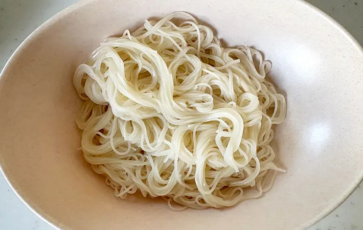茹で上がったそうめんを器に盛った画像（撮影:エニママ）
