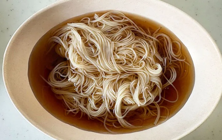 そうめんにつゆをかけた画像（撮影:エニママ）