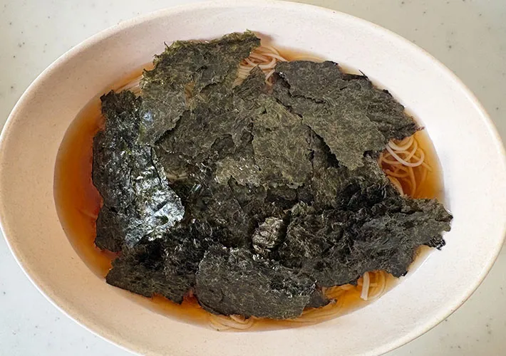 そうめんに海苔をのせた画像（撮影:エニママ）