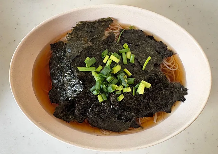 海苔そうめんに小ねぎを散らした画像（撮影:エニママ）