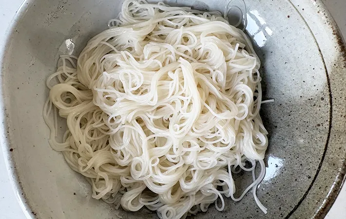 そうめんを器に盛った画像（撮影：エニママ）