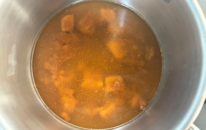 鍋にレトルトカレー、めんつゆ、水を入れた画像（撮影：エニママ）