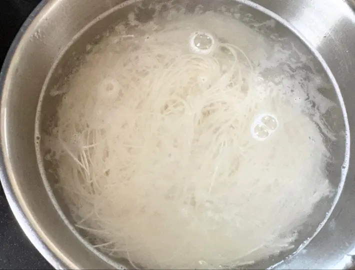 そうめんをゆでている画像（撮影：エニママ）