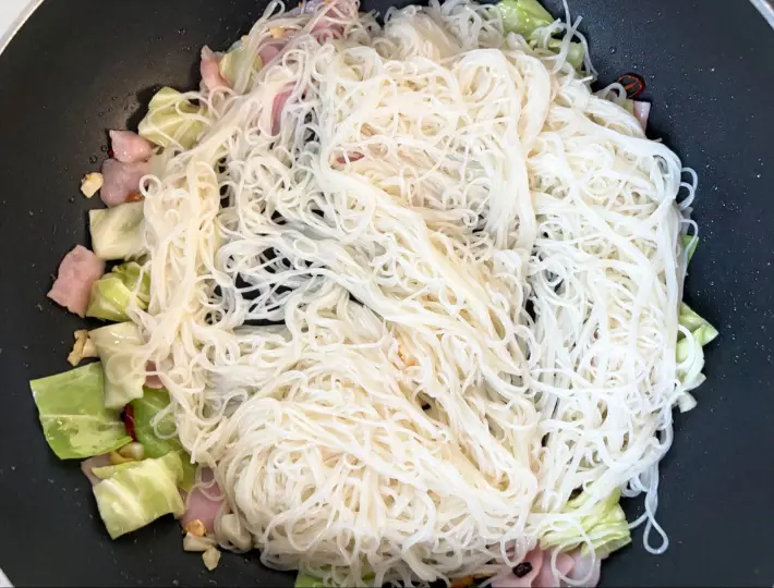 そうめんを加えた画像（撮影：エニママ）