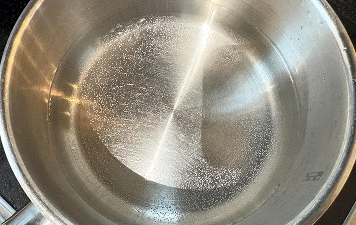 湯を沸かしている画像（撮影：エニママ）