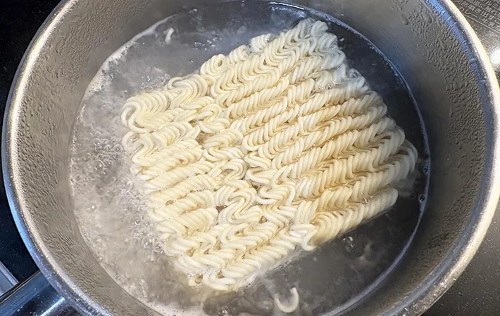 鍋に麺を入れた画像（撮影：エニママ）