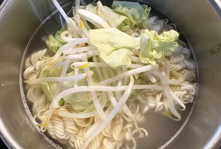 鍋にもやしとキャベツを入れた画像（撮影：エニママ）