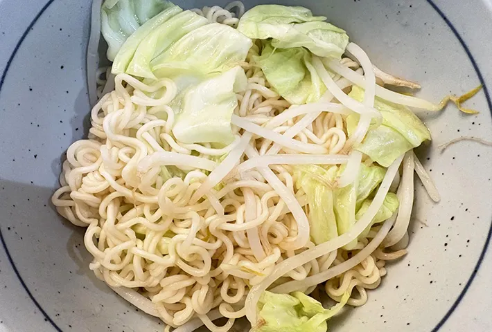 麺、もやし、キャベツを器に移した画像（撮影：エニママ）