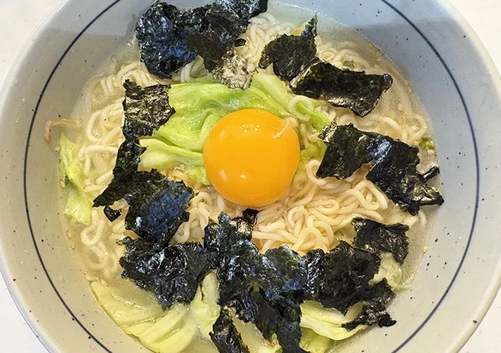 『サッポロ一番　塩らーめん』の完成画像（撮影：エニママ）