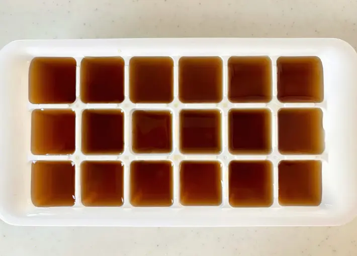 めんつゆを製氷皿に入れた画像（撮影：エニママ）