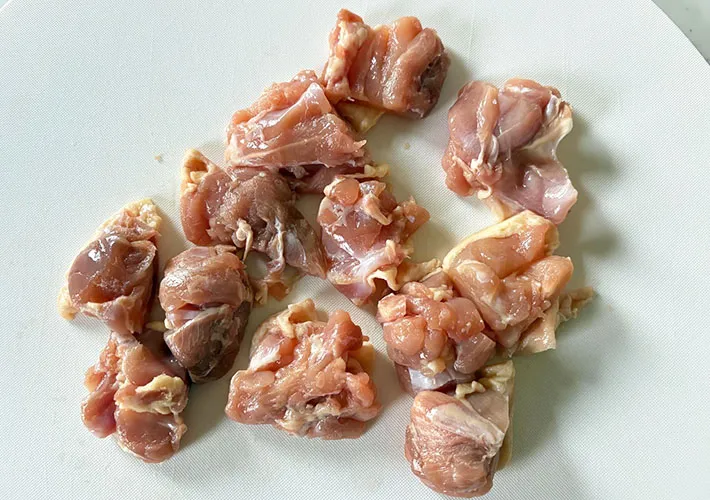 鶏もも肉をひと口大に切った画像（撮影:エニママ）