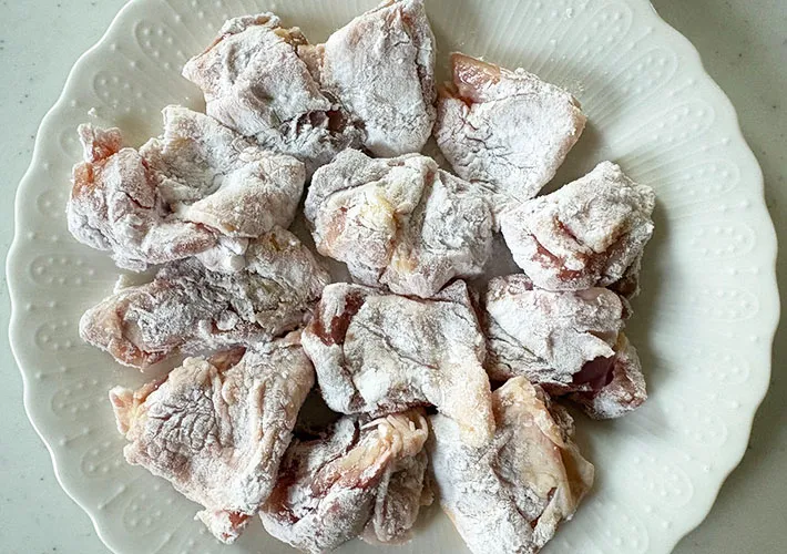 耐熱皿に片栗粉をまぶした鶏もも肉を並べた画像（撮影:エニママ）