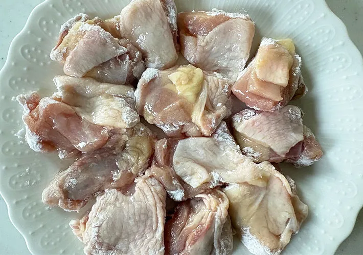 鶏もも肉の皮目にサラダ油をぬった画像（撮影:エニママ）