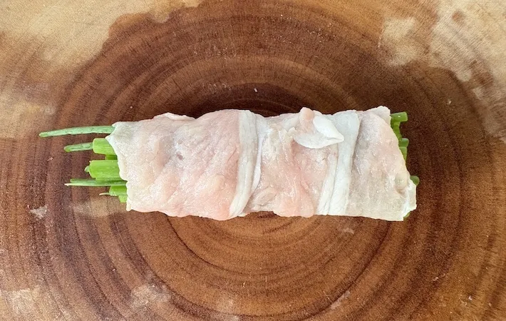 小ネギに豚肉を巻き付けた画像（撮影：エニママ）