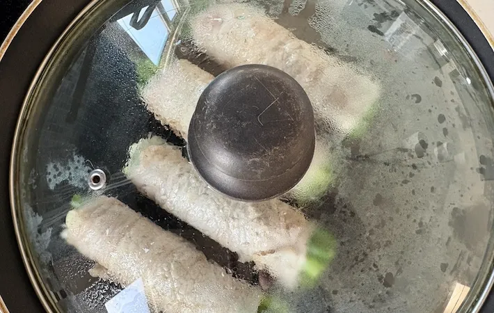 フライパンに蓋をして蒸し焼きにしている画像（撮影：エニママ）