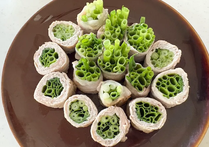 カットして器に盛りつけた小ネギの肉巻きの画像（撮影：エニママ）