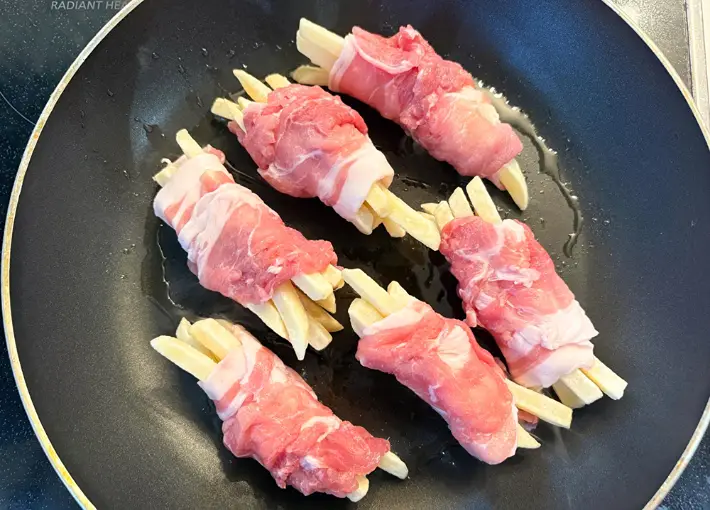 フライパンに冷凍ポテトの肉巻きを並べた画像（撮影：エニママ）