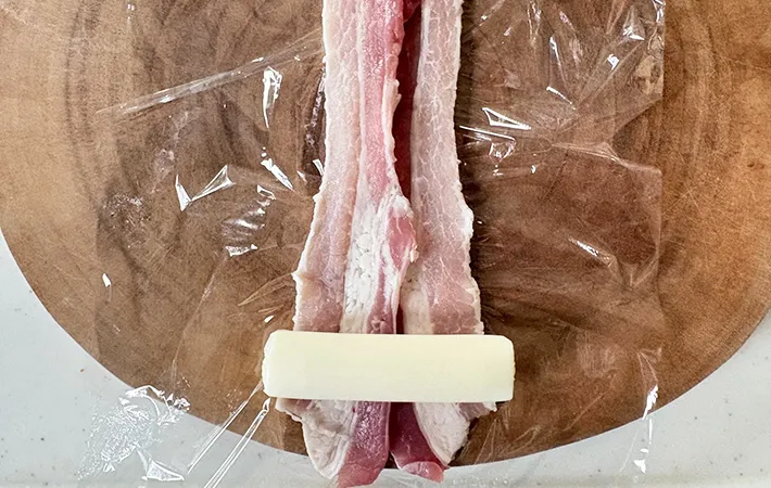 豚肉の上に『さけるチーズ』を乗せた画像（撮影：エニママ）