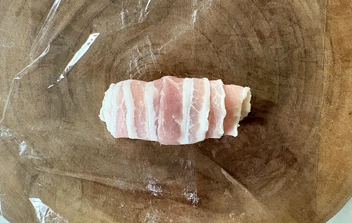 『さけるチーズ』を豚肉で巻いた画像（撮影：エニママ）