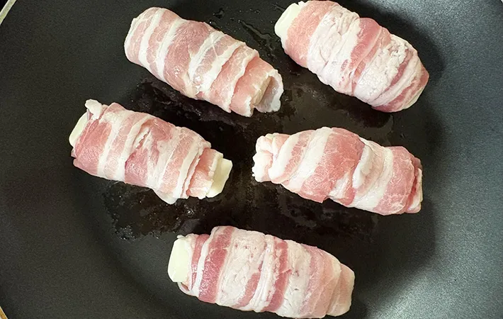肉巻きチーズをフライパンに並べた画像（撮影：エニママ）