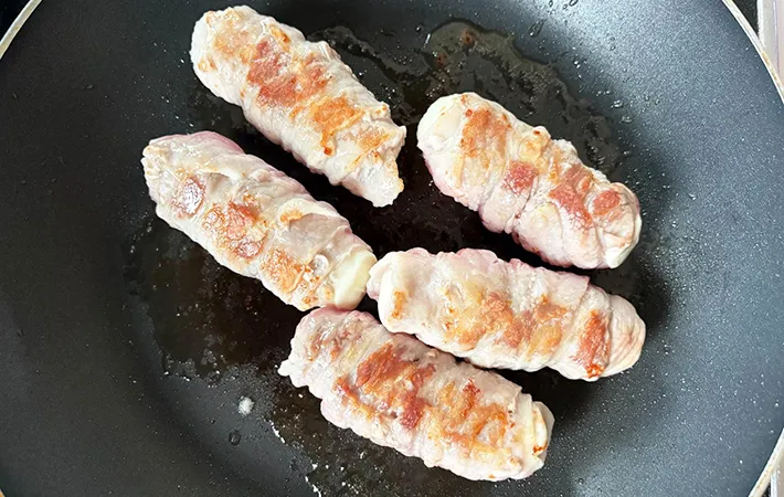 肉巻きチーズを焼いている画像（撮影：エニママ）