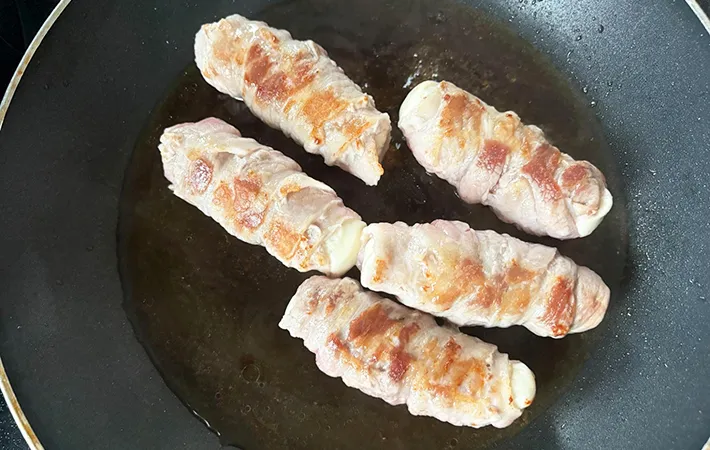 フライパンに調味料を加えた画像（撮影：エニママ）
