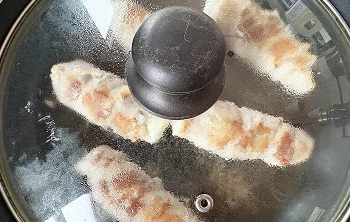 肉巻きチーズを蒸し焼きにしている画像（撮影：エニママ）