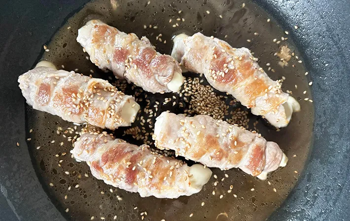 肉巻きチーズにごまを振りかけた画像（撮影：エニママ）