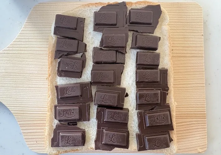 食パンに板チョコレートを並べた画像（撮影：エニママ）