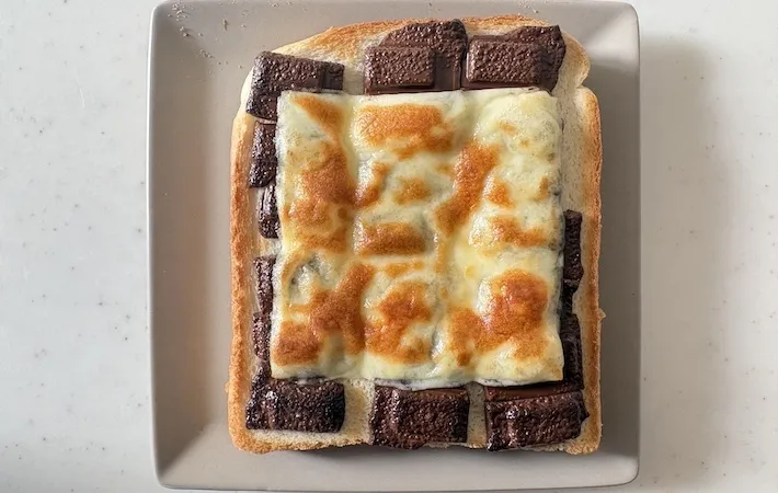 焼き上がったこんがりチーズトーストの画像（撮影：エニママ）
