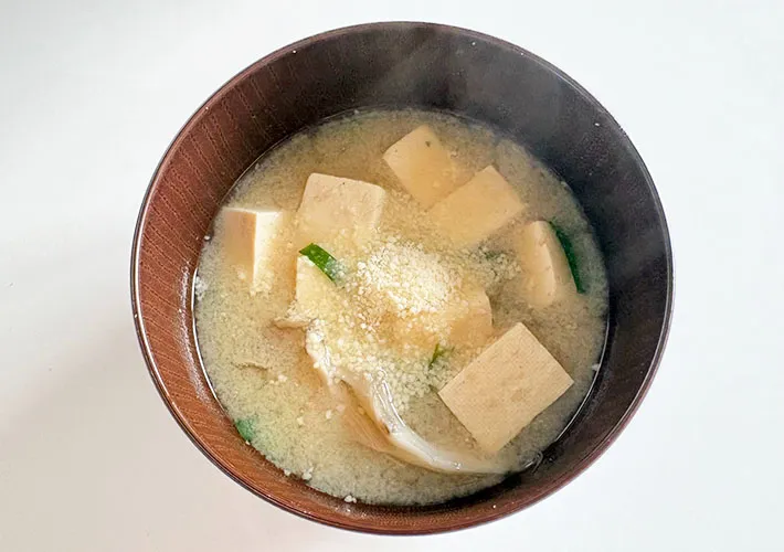 味噌汁をお椀に入れ、粉チーズを振りかけた画像（撮影:エニママ）
