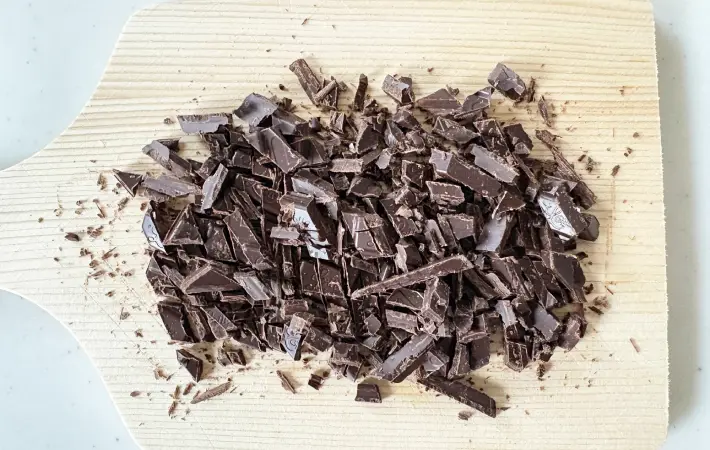 板チョコを細かく砕いた画像（撮影：エニママ）