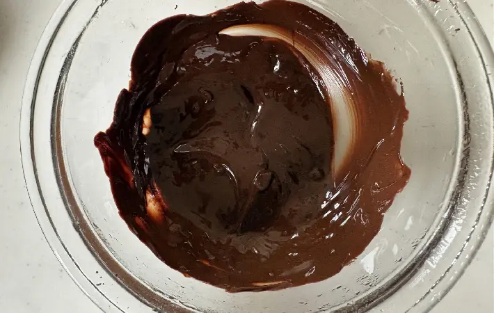 湯煎で溶かしたチョコにサラダ油を混ぜた画像（撮影：エニママ）