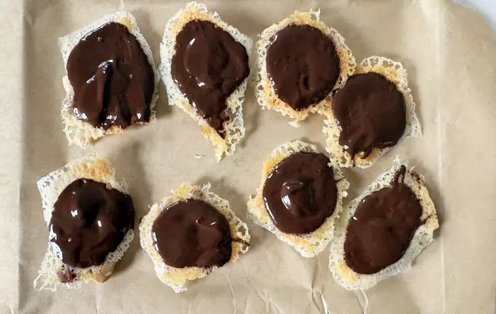 チーズにチョコレートを塗った画像（撮影：エニママ）