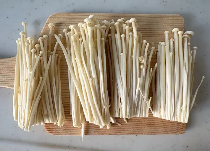 えのきを4等分にした画像（撮影：エニママ）