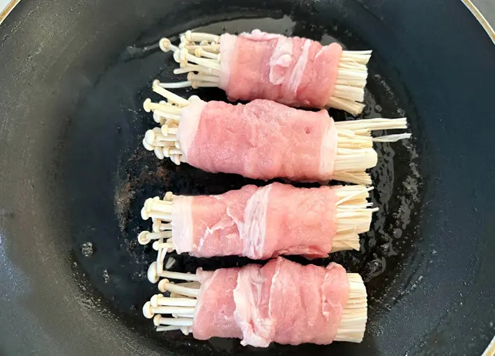 フライパンにえのきの肉巻きを並べた画像（撮影：エニママ）
