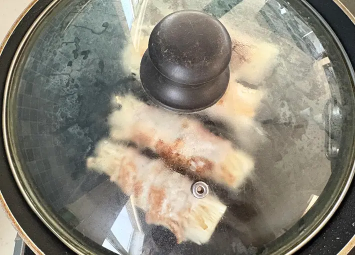 蒸し焼きにしている画像（撮影：エニママ）