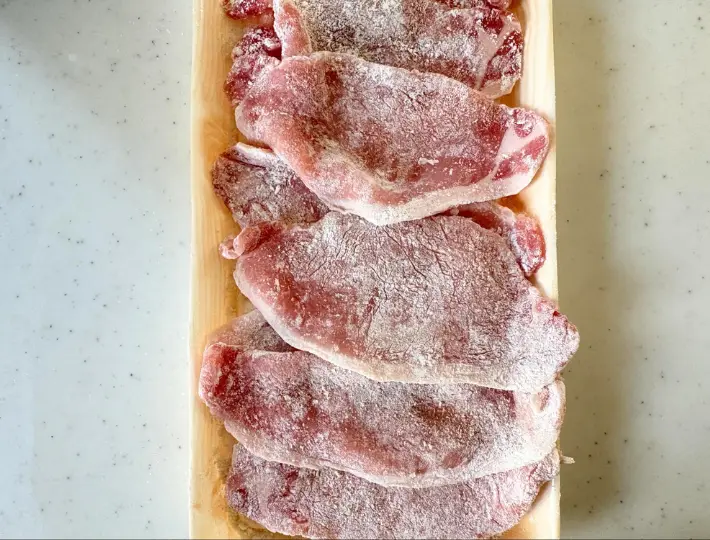 塩コショウをして小麦粉をまぶした画像（撮影：エニママ）