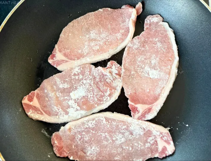 豚ロース肉を並べた画像（撮影：エニママ）