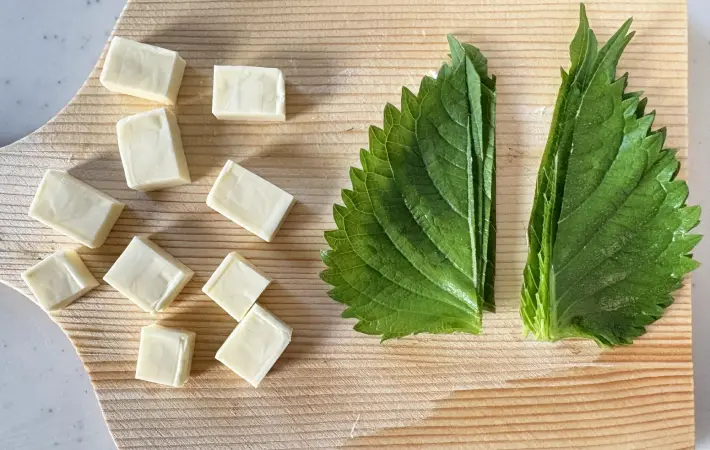 切ったチーズと青じその画像（撮影：エニママ）