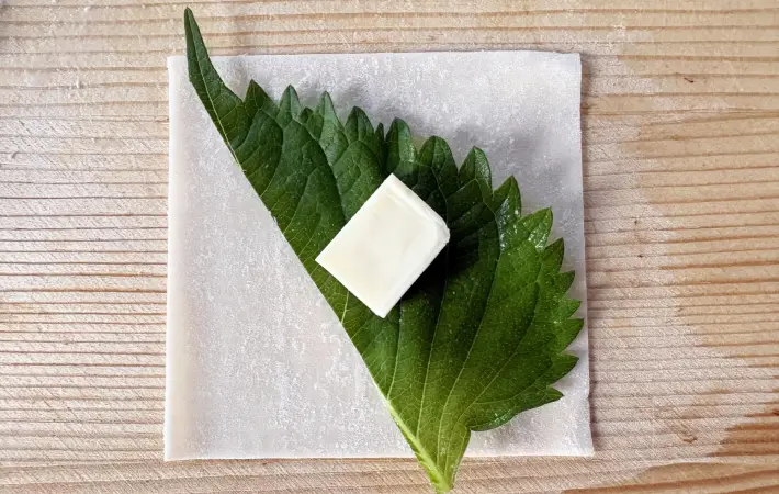 ワンタンの皮にチーズと青じそを乗せた画像（撮影：エニママ）