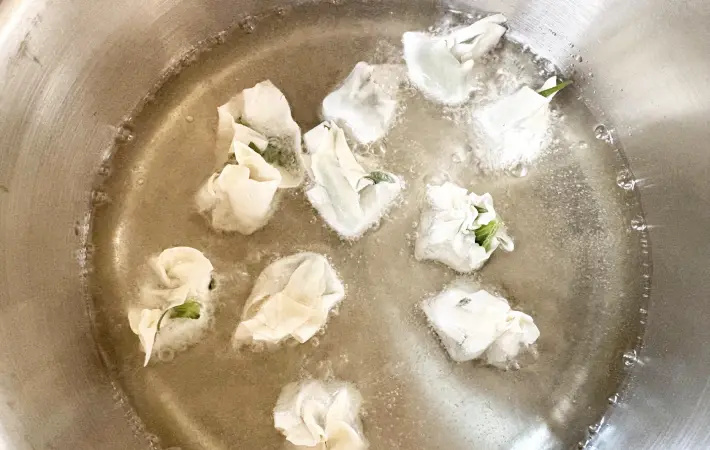 ワンタンを油で揚げている画像（撮影：エニママ）
