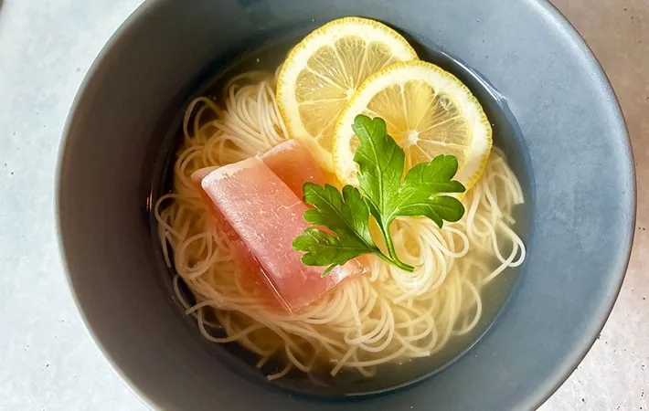 そうめんに具材を盛りつけた画像（撮影：エニママ）