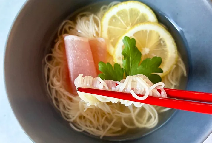 麺を持ち上げる画像（撮影：エニママ）